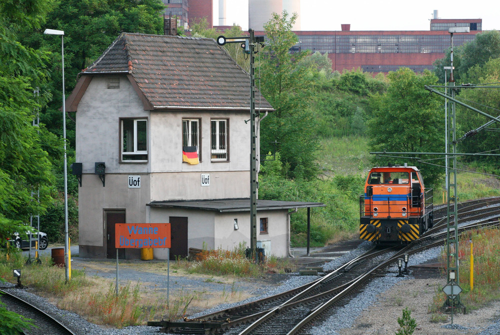 WHE 25 pausiert vor dem Stellwerk Üof des unternehmenseigenen Übergabebahnhof.
Aufnahmedatum: 02.07.2010