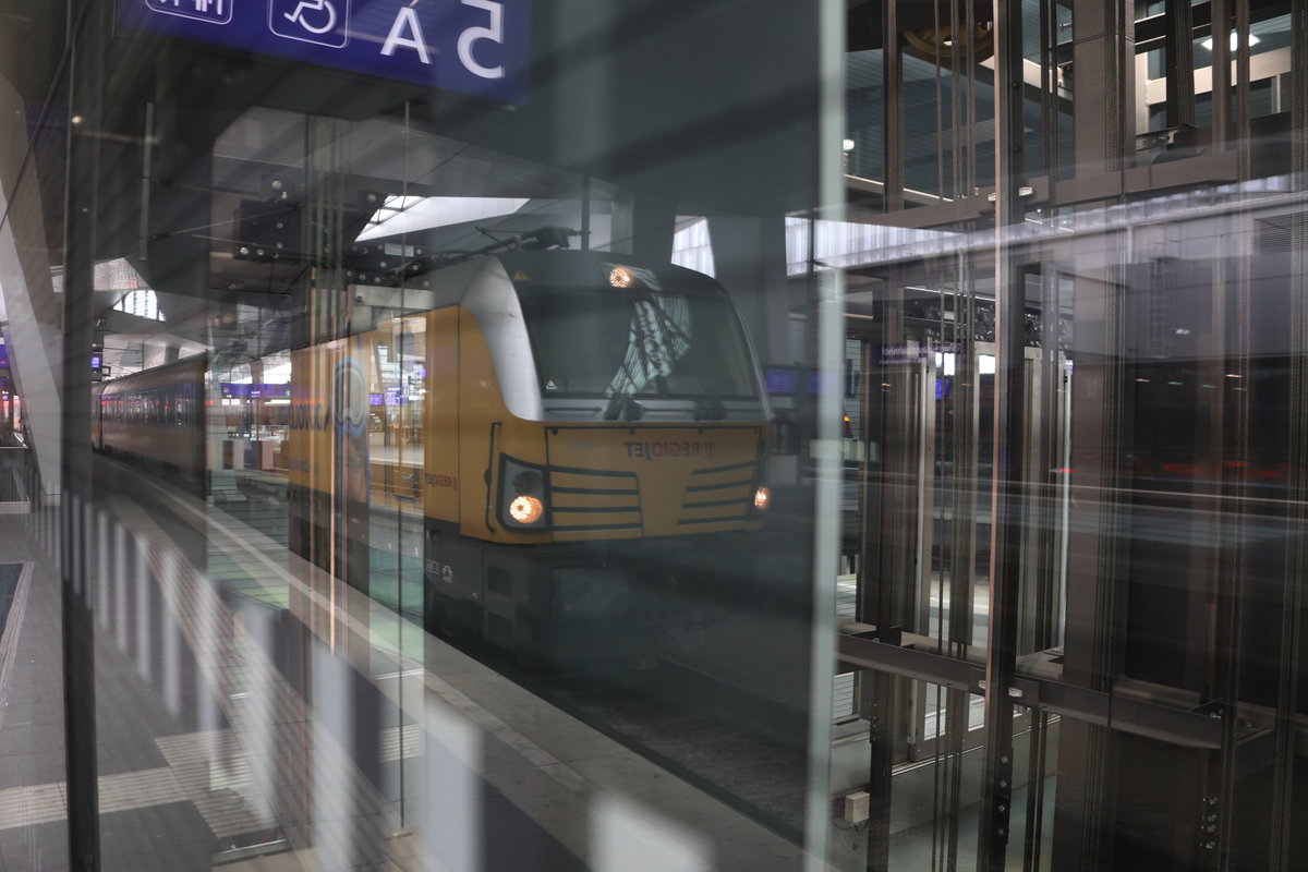 Wie ein Geist ,....

Eine ELL 193 angemietet von Regio Jet wartet auf Weiterfahrt am Hauptbahnhof in Wien.

3.02.2018 