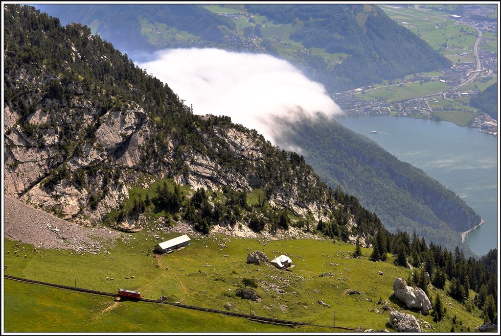 Wie ein Spielzeug wirken der Triebwagen auf der Alp Matt und die letzten Nebelreste über dem Lopper und Alpnachersee. (03.07.2014)