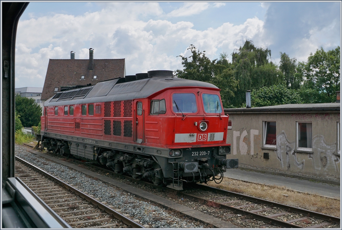 Wie gut kann man in einigen Zügen noch immer die Fenster öffenen!
Ein Blick auf die in Friedrichshafen Stadt stehende DB 232 209-7.
16. Juli 2016 