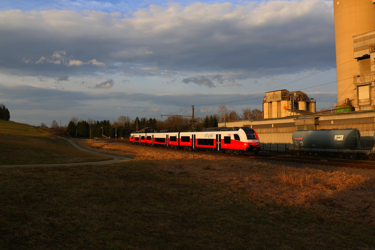 Wie heißt es so schön ,... Idioten haben Glück . 
Ein 4746 erstrahlt nach einem bewölkten Nachmittag in wunderbarem Abendlicht bei der Durchfahrt in Retznei 
4.03.2017