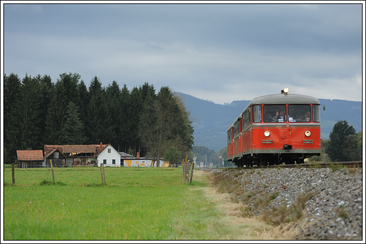 Wie immer nettes Triebfahrzeugpersonal auf der GKB - hier Gerry mit dem VT 10.02 der Steirischen Eisenbahnfreunde und dem Spz 8521 von Graz nach Wies-Eibiswald, aufgenommen am 22.9.2018 in dem zu St. Peter im Sulmtal gehörenden Ortsteil Freidorf. 
