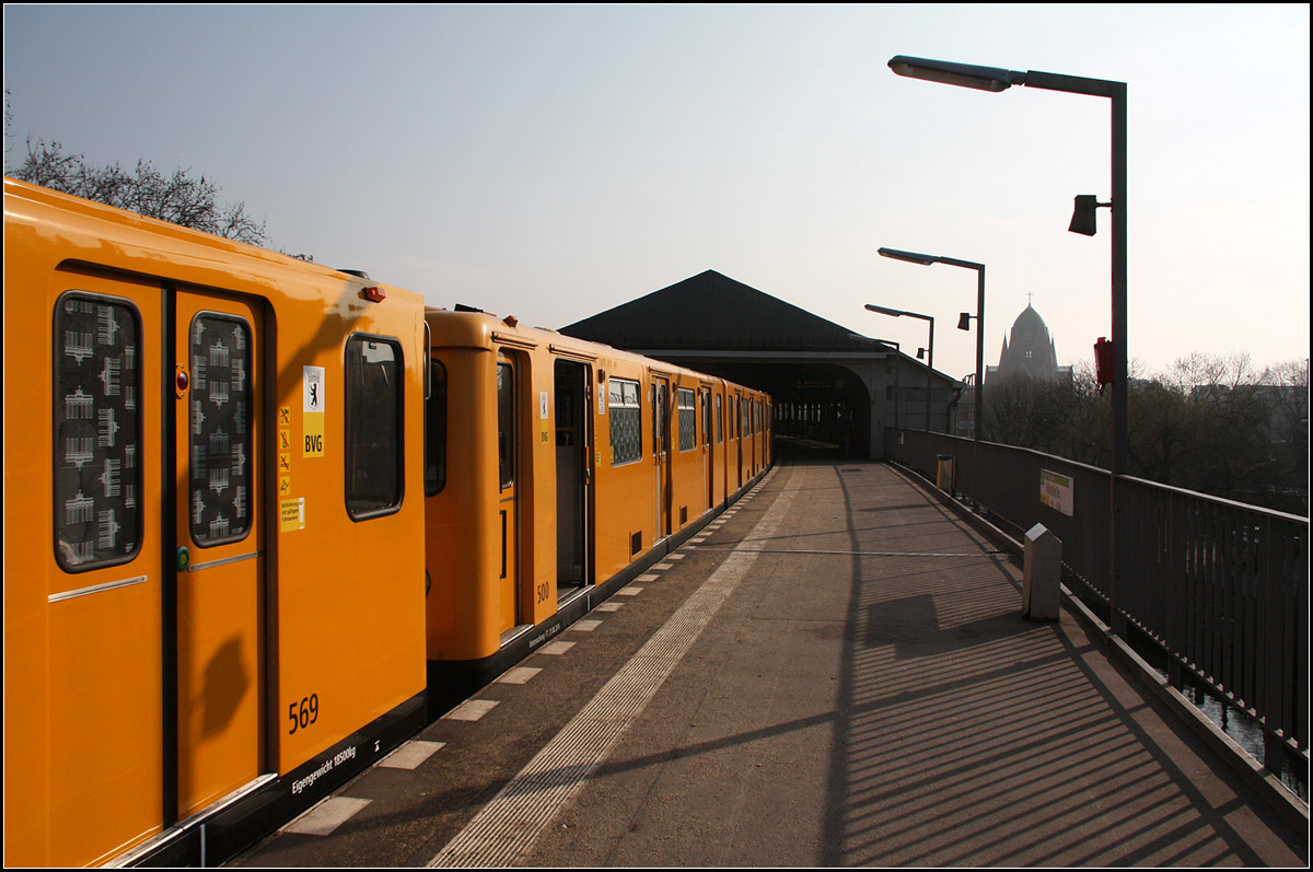 Wie leer gefegt -

U-Bahnhof Hallesches Tor an der Berliner Kleinprofillinie U1.

28.02.2016 (M)