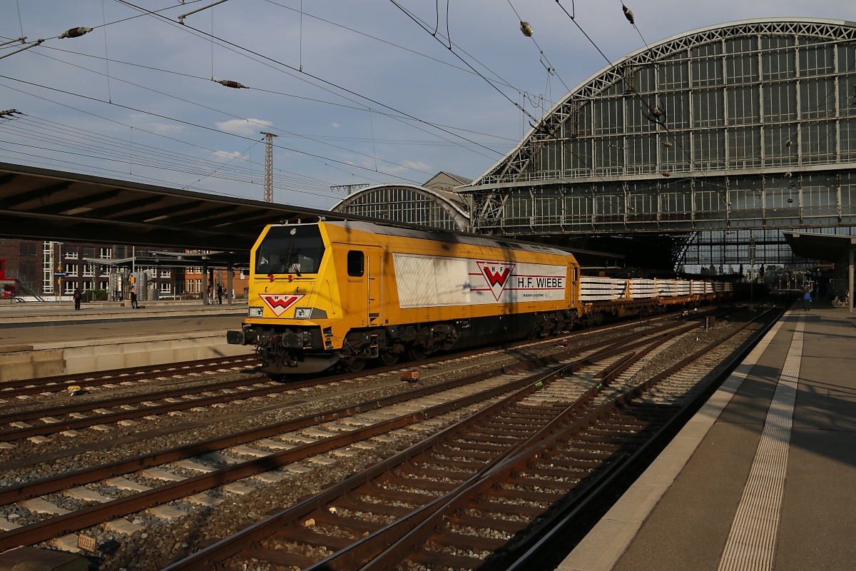 Wiebe 264 011-8 mit Betonschwellen am Haken. Aufgenommen am 11.05.2016 im Hauptbahnhof Bremen.