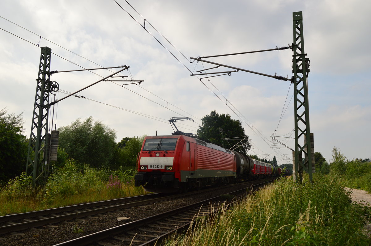 Wieder mal einen Siekentag gehabt.
Ich war bei Kaldenkirchen an der Strecke nach Venlo.
Da fuhr mir die 189 023-5 die Steigung von Venlo kommende vor die Linse.
Samstag den 16.7.2016