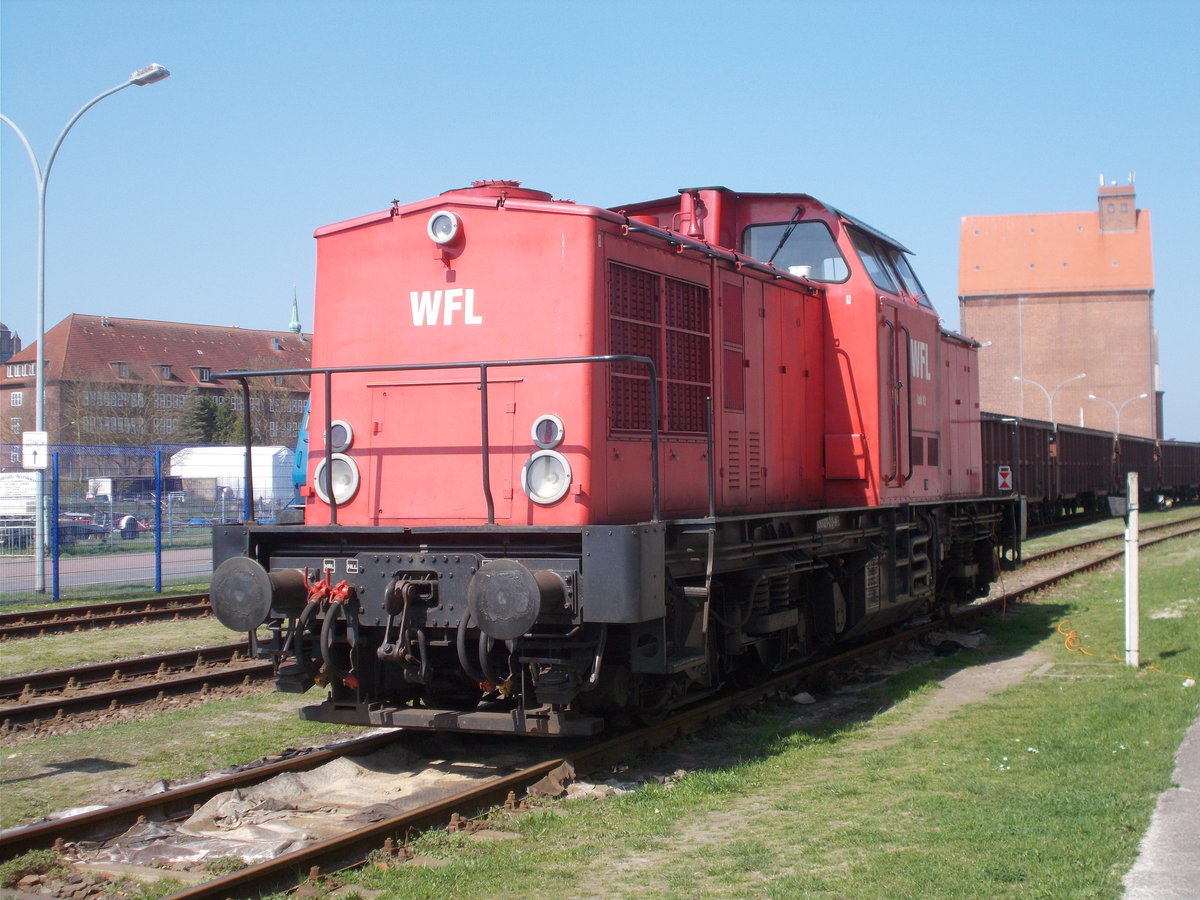 Wieder eine neue Rangierlok im Stralsunder Hafen,diesmal ist es die WFL Lok Nr.12 die ich,am 18.April 2018,durch das Hafentor fotografierte.