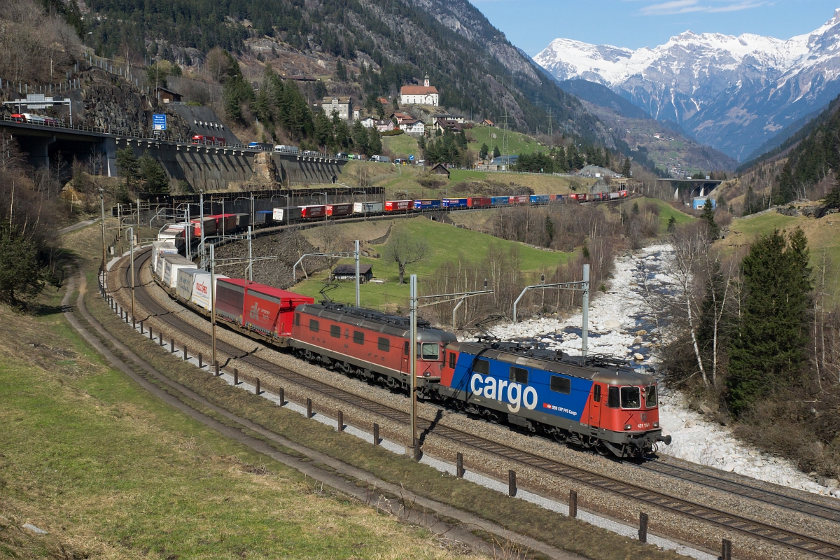 Wieder vermehrt in der Schweiz anzutreffen sind die Re 421 der SBB. Nachdem bereits am Morgen eine dieser Loks an der Spitze eines südwärts fahrenden Zuges aufgenommen werden konnte, tauchte am Mittag mit der Re 421 378-1 bereits das zweite Exemplar auf. Zusammen mit der Re 6/6 11684 beförderte sie einen Containerzug die Gotthard-Nordrampe hinauf. Das Bild wurde unterhalb von Wassen aufgenommen.