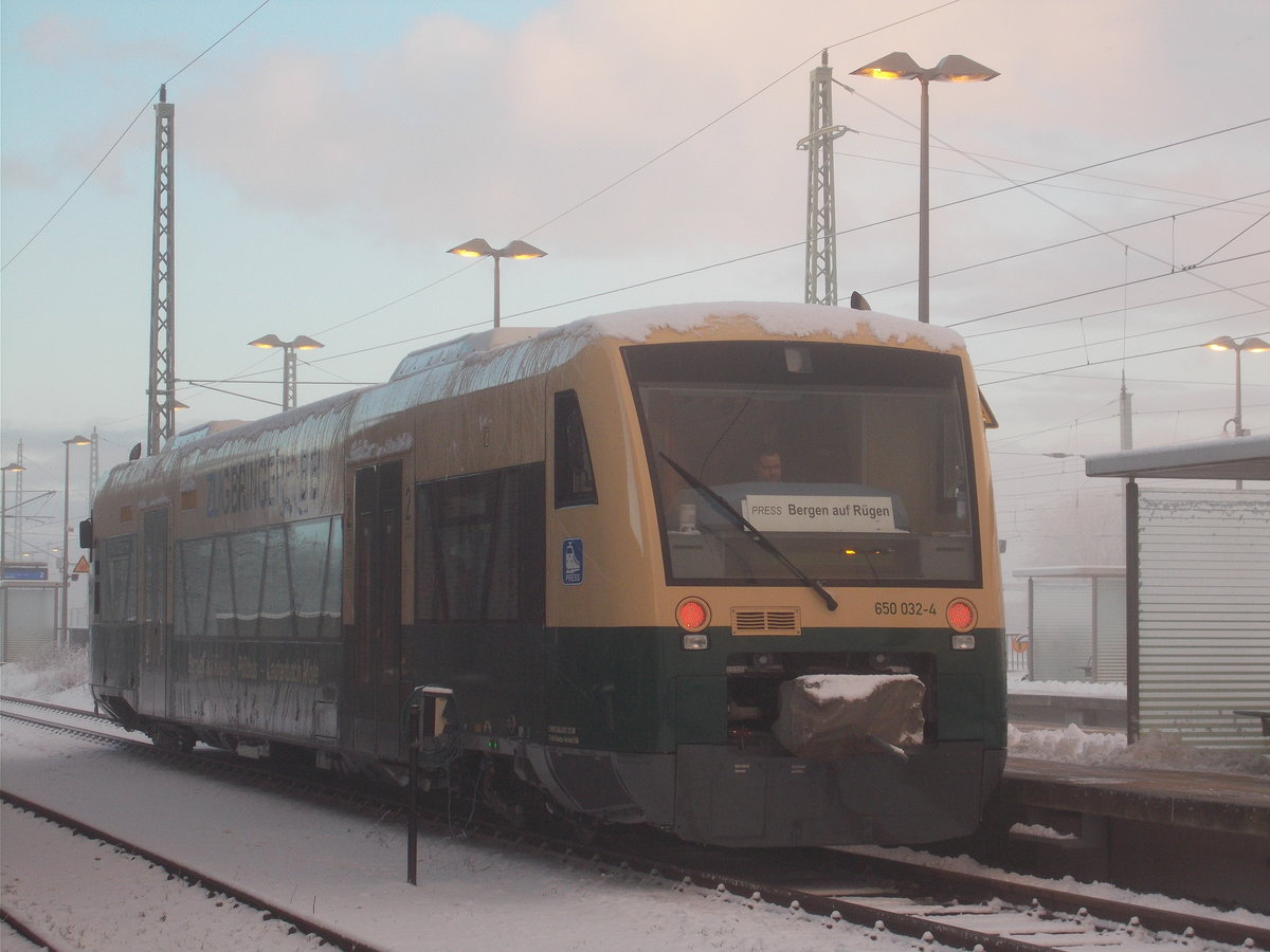 Wieder zurück auf seine Stammstrecke ist der PRESS VT650 032 der,am 17.Dezember 2017,im etwas verschneiten Bergen/Rügen stand.