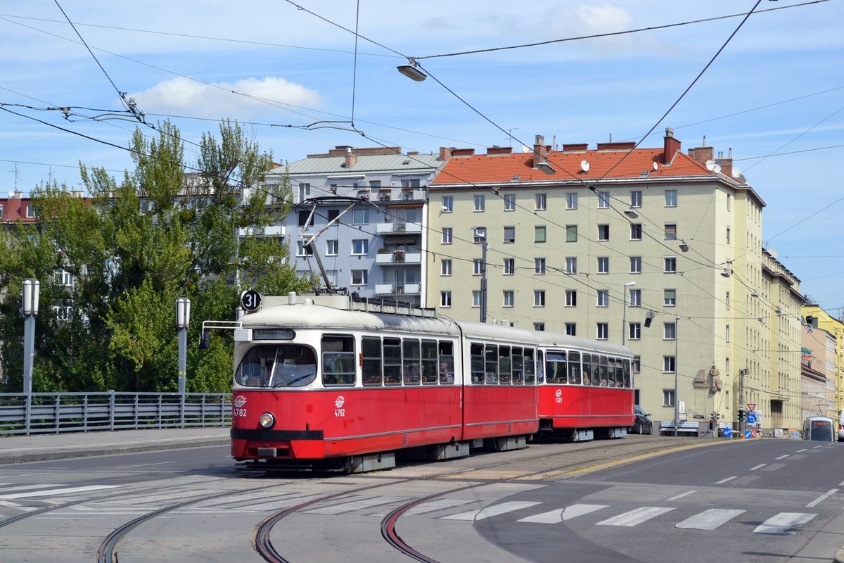 Wien E1 4782 + c4 1329 als Linie 31 kurz vor der Haltestelle Schottenring