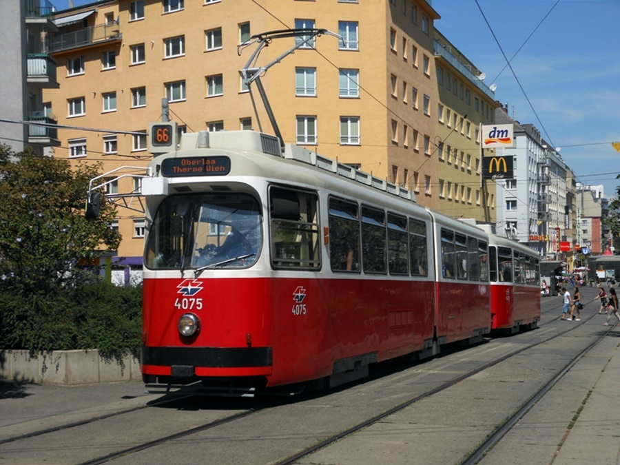 Wien, E2 4075 + c5 1475 als U1 Ersatzlinie 66 am Reumannplatz, 01.08.2012