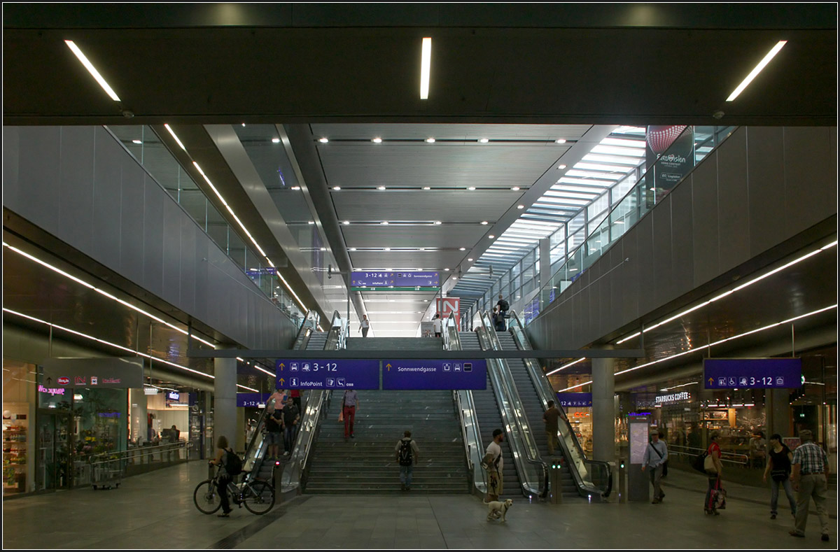 Wien Hauptbahnhof -

Aufgang zur Bahnhofshalle. Bahnhöfe gleichen sich immer stärker Einkaufszentren an. Nur die Hinweisschilder zu den Gleisen, geben einen Hinweis auf den eigentlichen Zweck des Bauwerkes.

03.06.2015 (M)