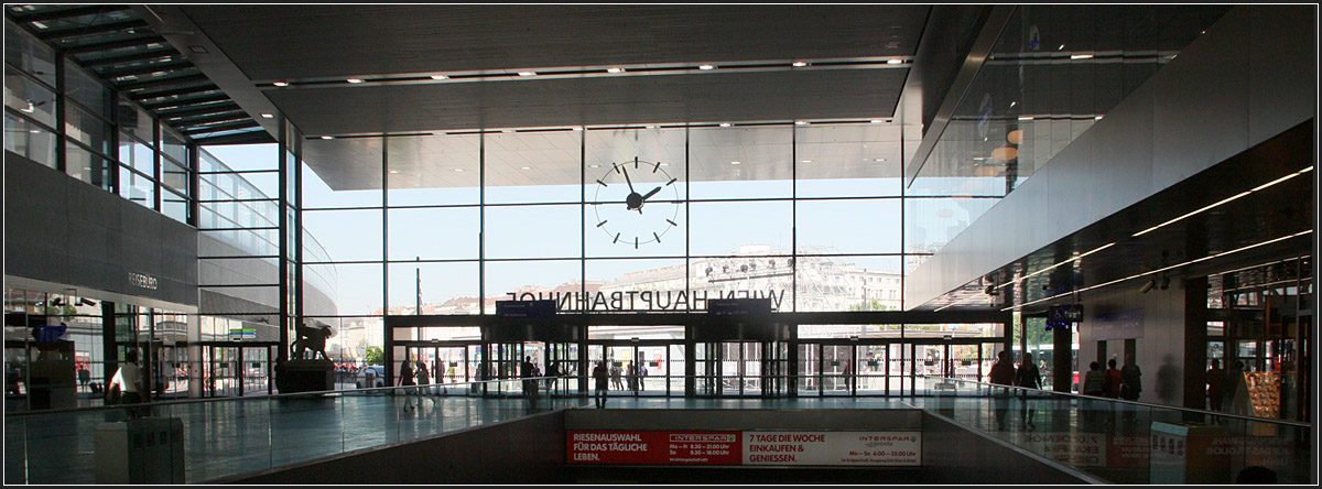 Wien Hauptbahnhof -

Die Glasfassade der Bahnhofshalle.

03.06.2015 (M)