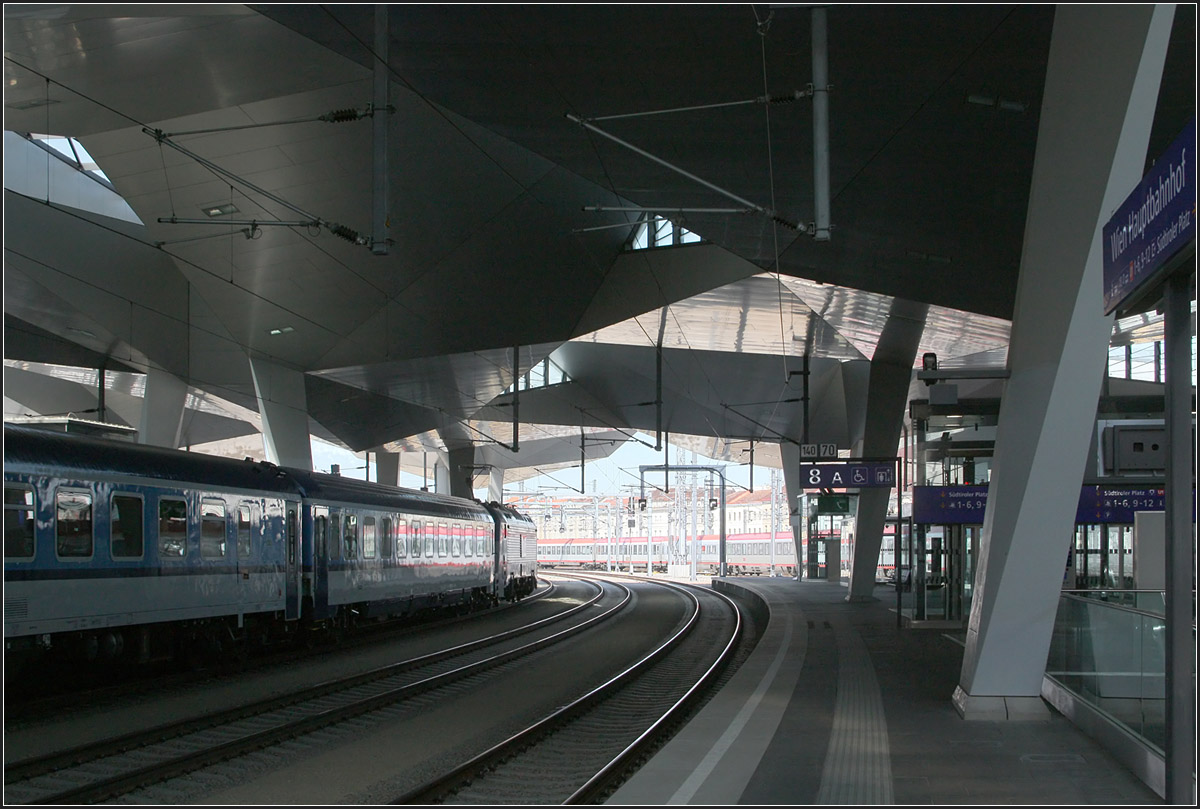 Wien Hauptbahnhof -

Ein Dach, das auch Schatten spendet.

03.06.2015 (M)