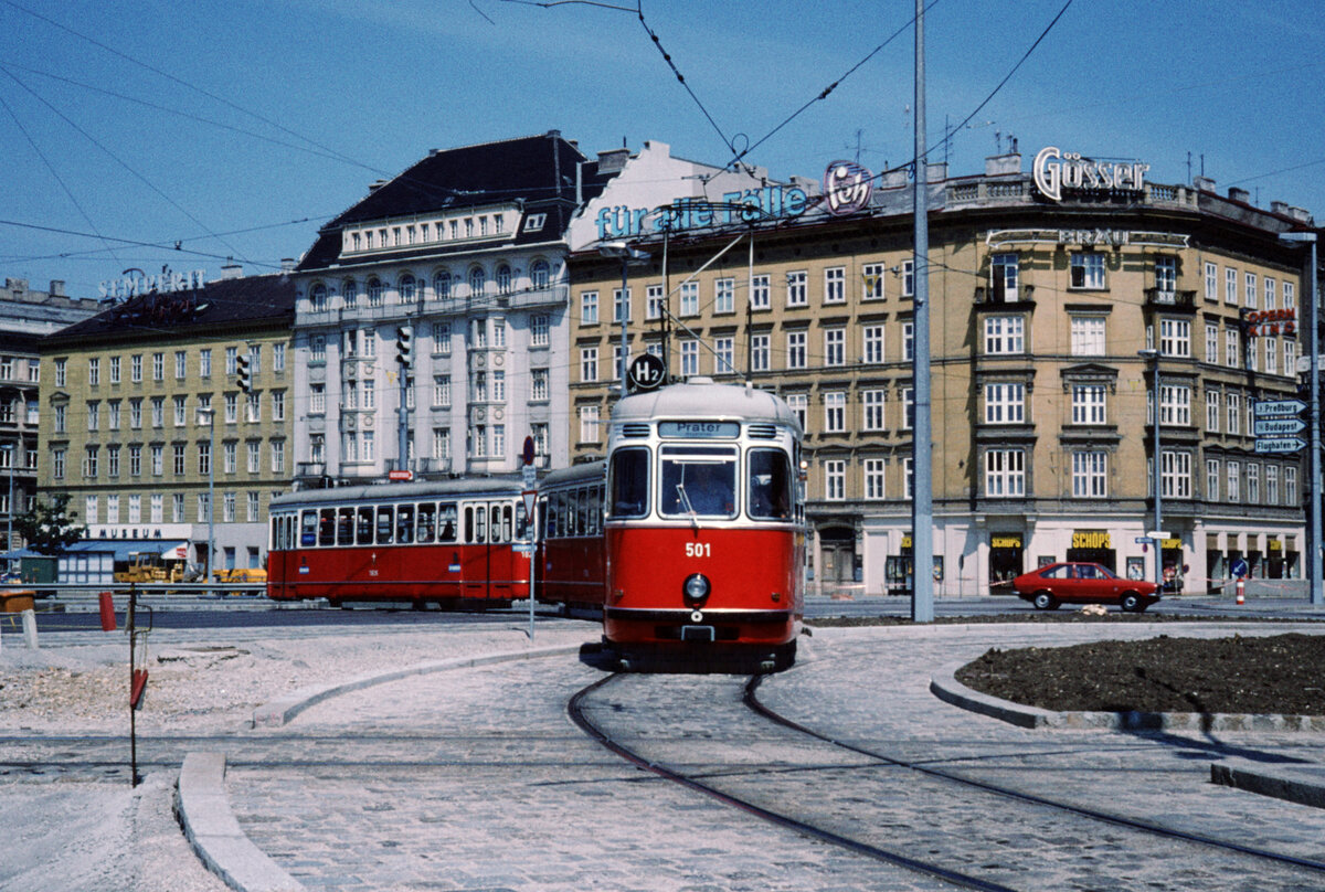 Wien Wieder Stadtwerke-Verkehrsbetriebe (WVB) SL H2 (L(4) 501 (SGP 1960)) I, Innere Stadt / IV Wieden, Karlsplatz im Juli 1977. - Scan eines Diapositivs. Kamera: Leica CL.