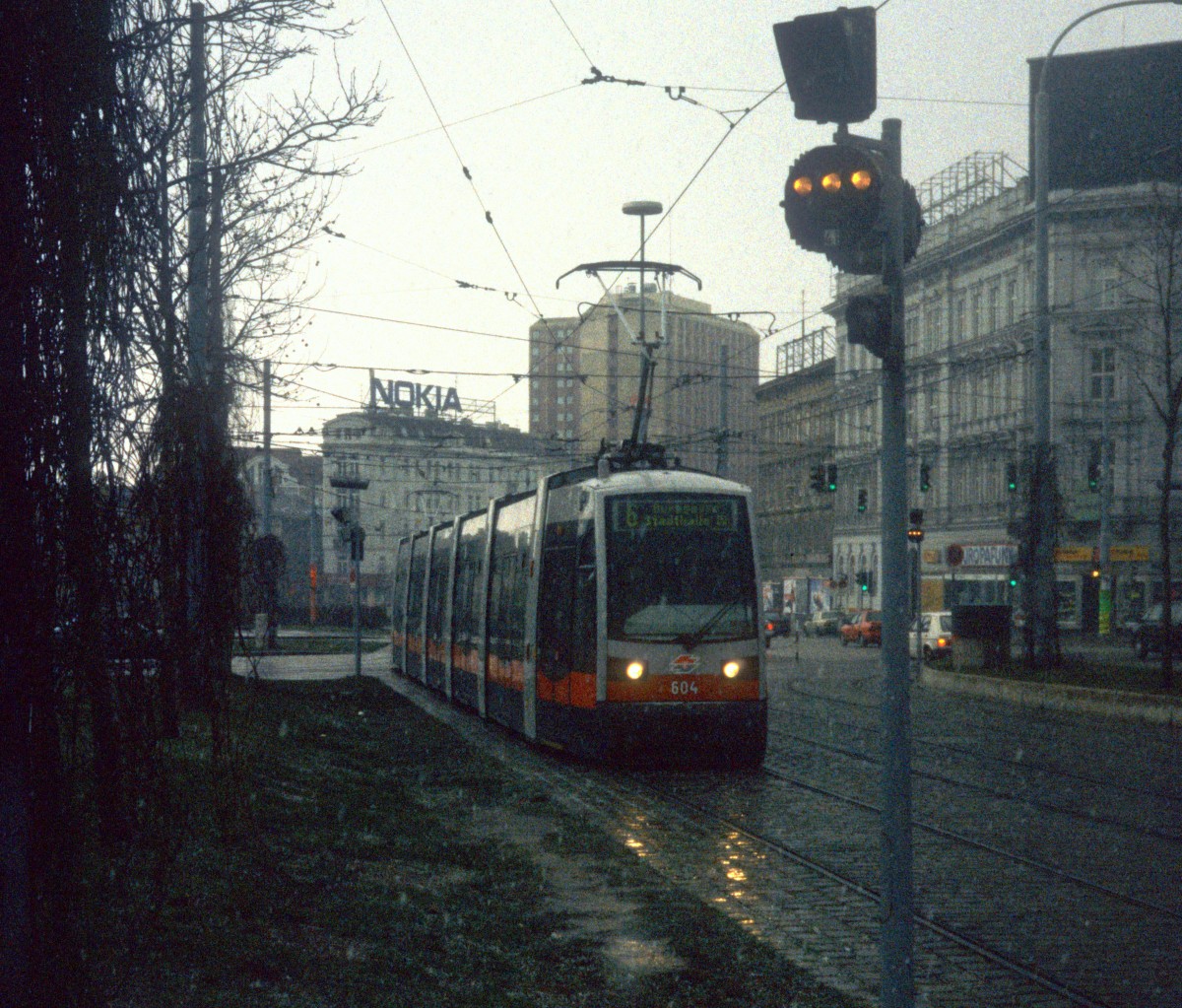 Wien Wiener Linien am 19. März 2000: Im Schneeregen nähert sich der B 604 auf der SL 6 der Haltestelle am Westbahnhof.