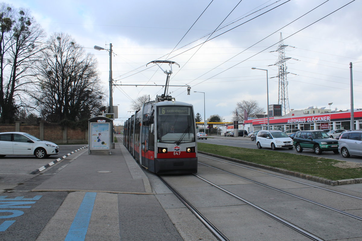 Wien Wiener Linien: An der Haltestelle Zentralfriedhof 1. Tor hält am Vormittag des 22. März 2016 der Tw B 647 als SL 6. - Die Straßenbahn fährt in Richtung Kaiserebersdorf.