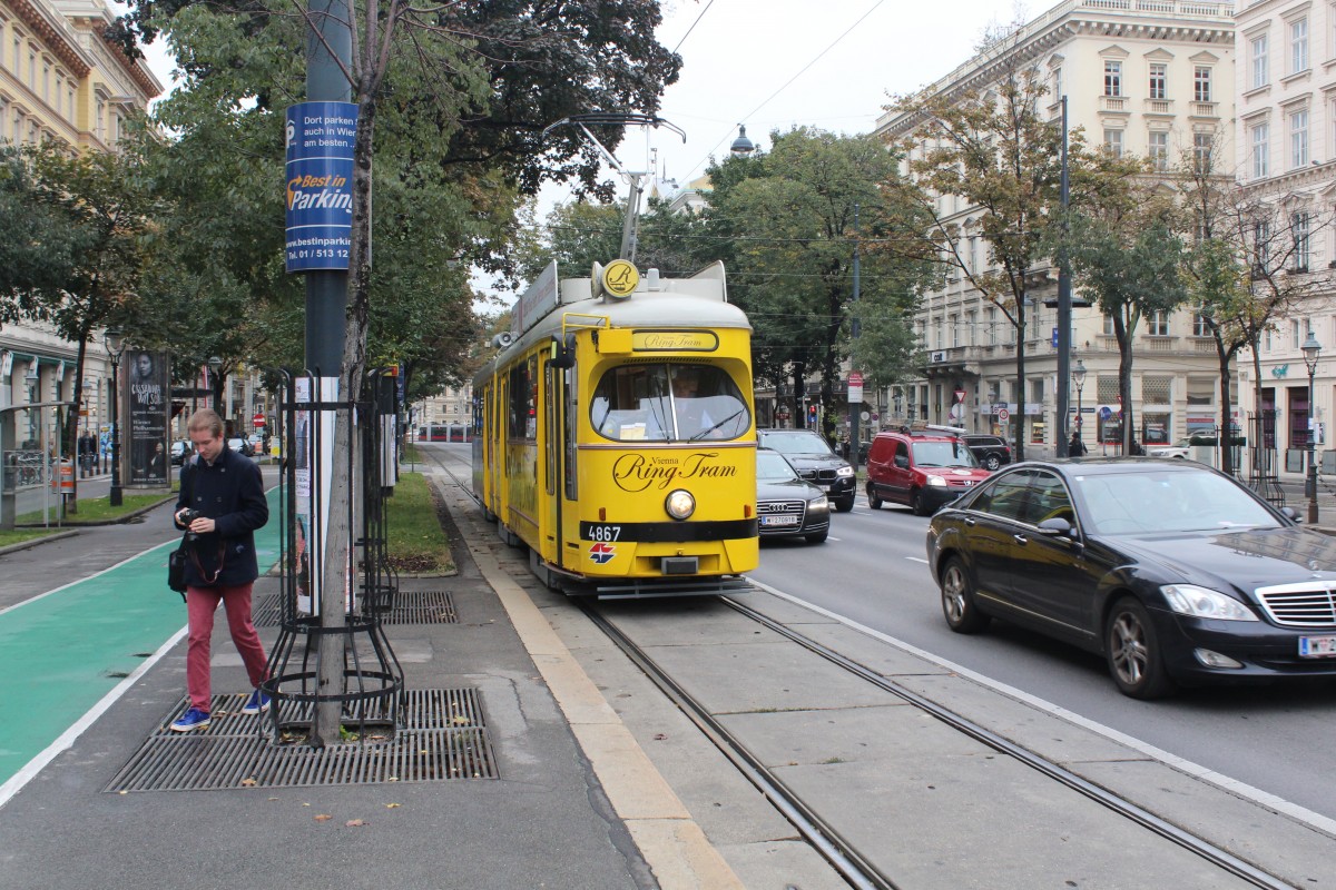 Wien Wiener Linien: E1 4867 (SGP 1976) als Vienna Ring Tram Kärntner Ring / Akademiestraße am 14. Oktober 2015.