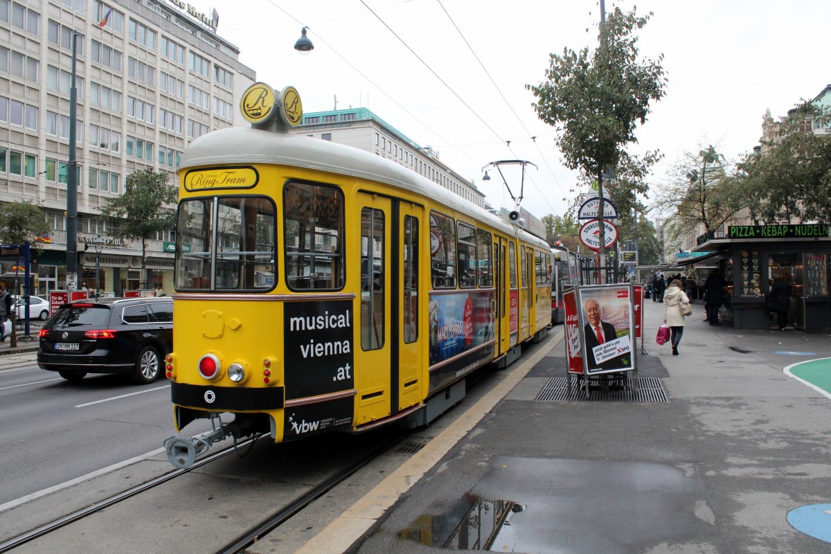 Wien Wiener Linien: E1 4867 (SGP 1976) als Vienna Ring Tram Kärntner Ring / Kärntner Straße (Hst. Kärntner Ring / Oper) am 14. Oktober 2015.