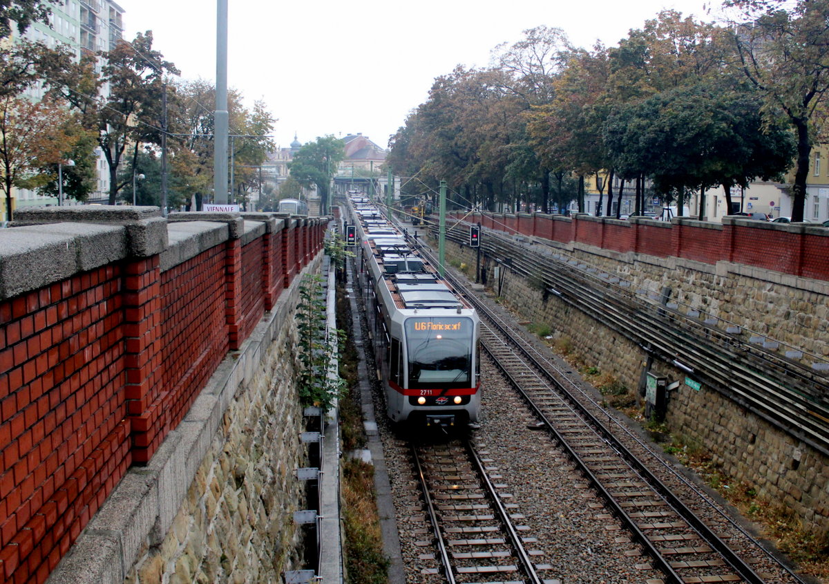 Wien Wiener Linien: Ein Zug der U6 (T1 2711) hat gerade die U-Bahnstation Gumpendorfer Straße in Richtung Westbahnhof verlassen. Aufnahmedatum: 18. Oktober 2016.