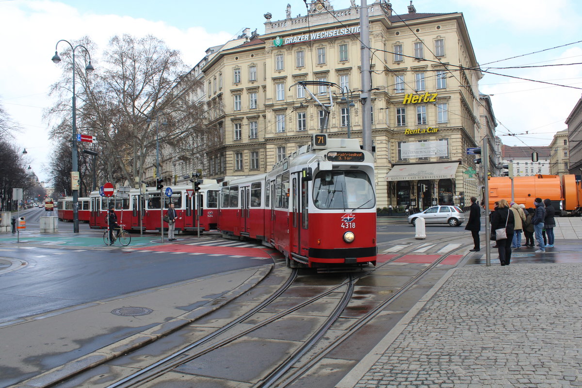 Wien Wiener Linien: Ein Zug der SL 71 bestehend aus dem Tw E2 4318 und dem Bw c5 1494 biegt am 24. März 2016 von dem Kärntner Ring auf den Schwarzenbergplatz hinein.