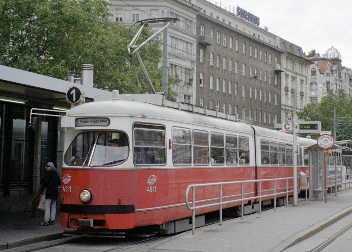 Wien Wiener Linien SL 1 (E1 4511 + c3 1211) I, Innere Stadt, Schwedenplatz am 6. August 2010. - Scan eines Farbnegativs. Film: Kodak FB 200-7. Kamera: Leica C2.
