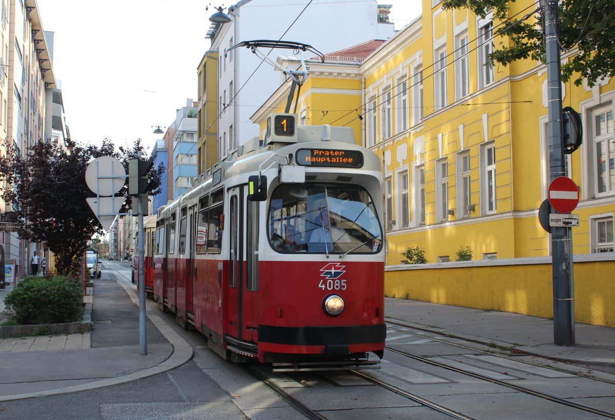 Wien Wiener Linien SL 1 (E2 4085 (SGP 1988)) X, Favoriten, Knöllgasse / Davidgasse am 30. Juli 2018. 