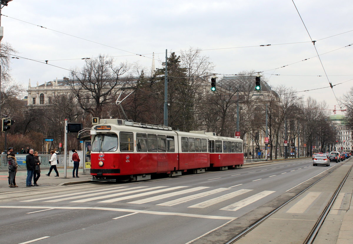 Wien Wiener Linien SL 1 (E2 4014) I, Innere Stadt, Universitätsring (Hst. Rathausplatz / Burgtheater) am 19. Februar 2017.