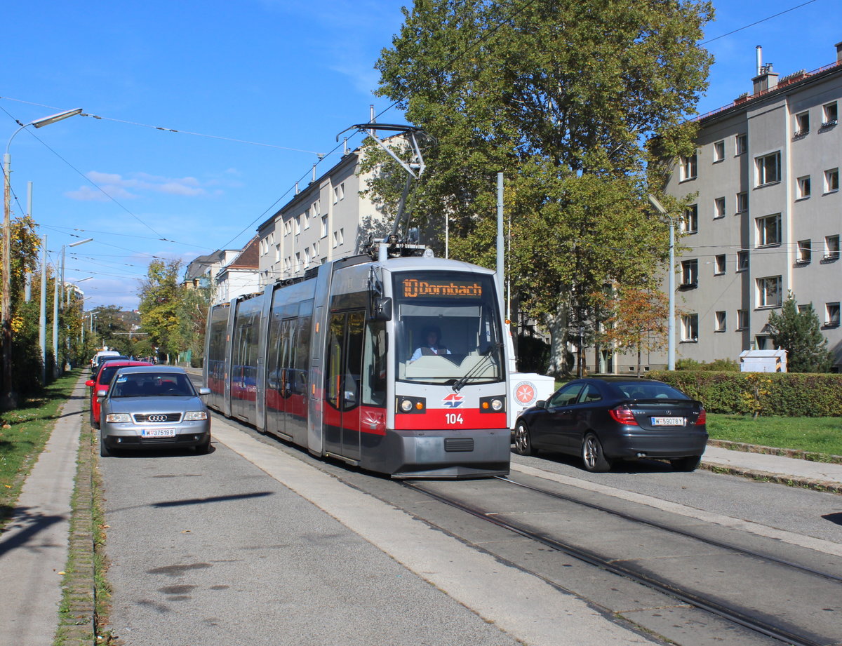 Wien Wiener Linien SL 10: Der ULF A1 104 erreicht am Nachmittag des 14. Oktober 2017 die Endstation Unter St. Veit, Hummelgasse (im 13. Bezirk, Hietzing). - Seit Anfang September dieses Jahres fährt die Linie 10, die früher am U-Bahnhof Hietzing endete, bis Hummelgasse. Die Linie 10 hat auf dieser Strecke die Anfang September 2017 eingestellte SL 58 ersetzt.
