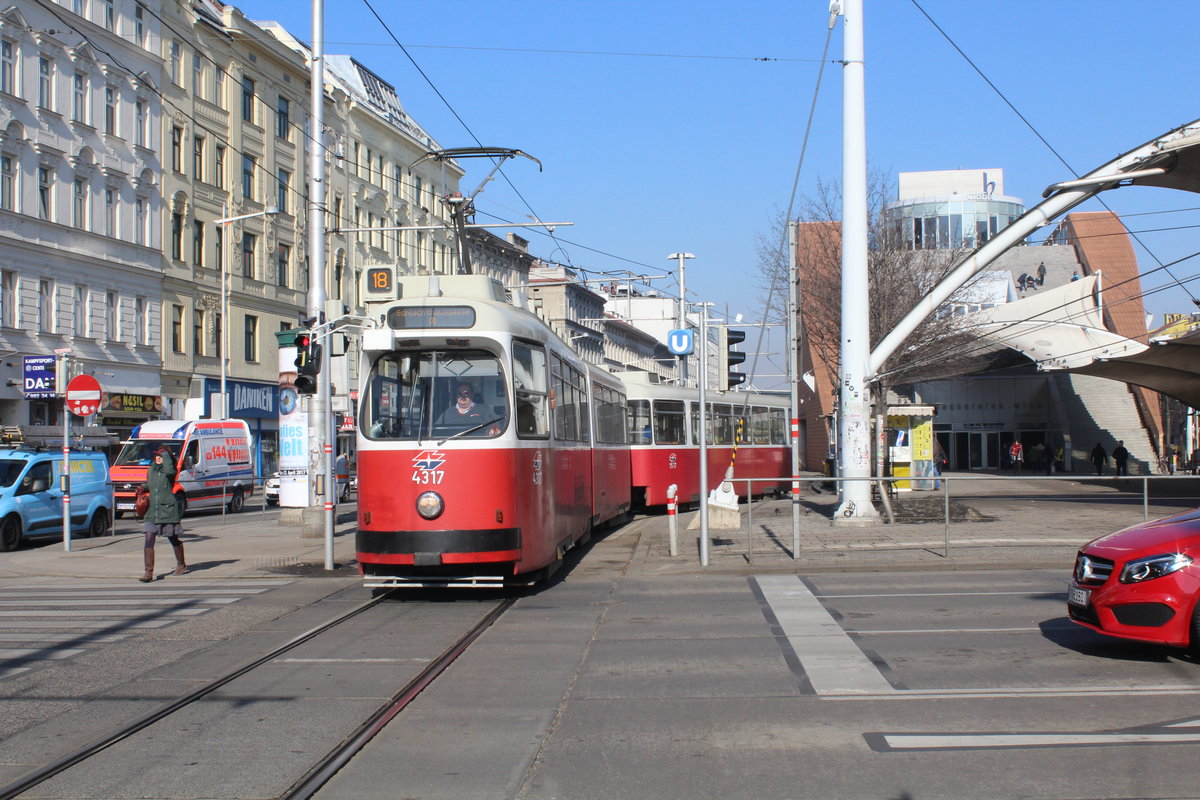 Wien Wiener Linien SL 18 (E2 4317 + c5 1517) Neubaugürtel / Urban-Loritz-Platz am 15. Februar 2017.