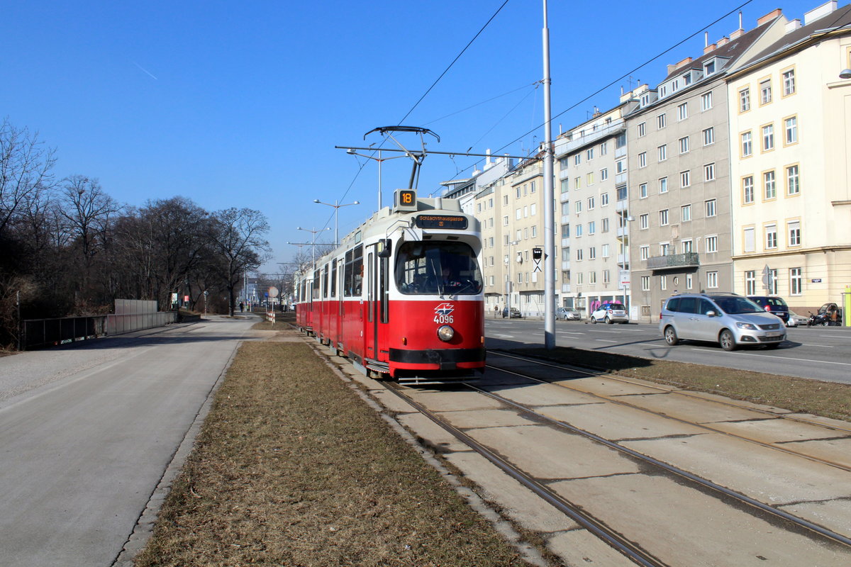 Wien Wiener Linien SL 18 (E2 4096) III, Landstraße, Landstraßer Gürtel am 15. Februar 2017.