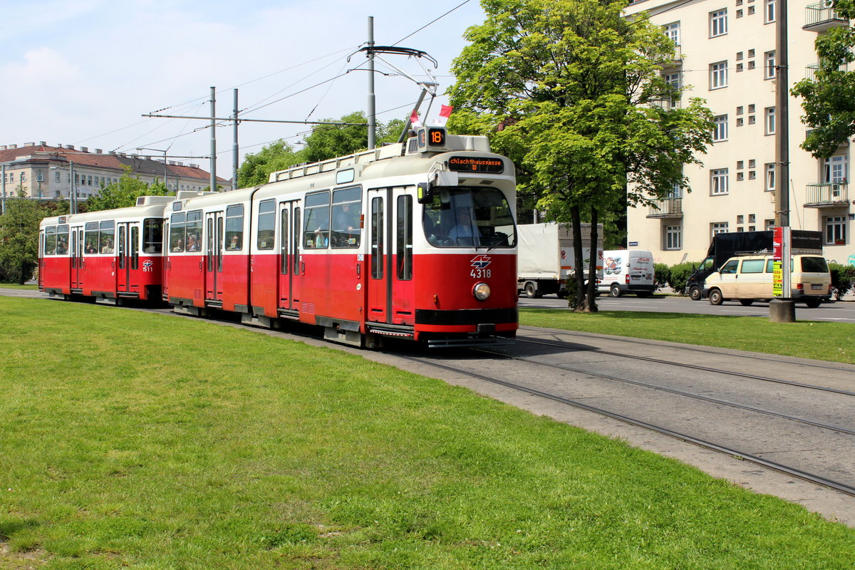 Wien Wiener Linien SL 18 (E2 4318 + c5 1511) VI, Mariahilf, Linke Wienzeile am 11. Mai 2017.