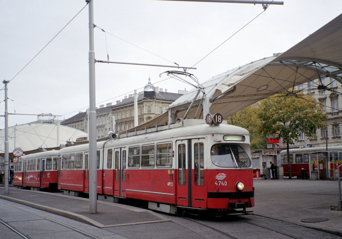 Wien Wiener Linien SL 18 (E1 4740 + c3 1124) Neubaugürtel / Urban-Loritz-Platz (Endstation Burggasse / Stadthalle (Ausstieg)) am 20. Oktober 2010. - Scan eines Farbnegativs. Film: Fuji S-200. Kamera: Leica C2.