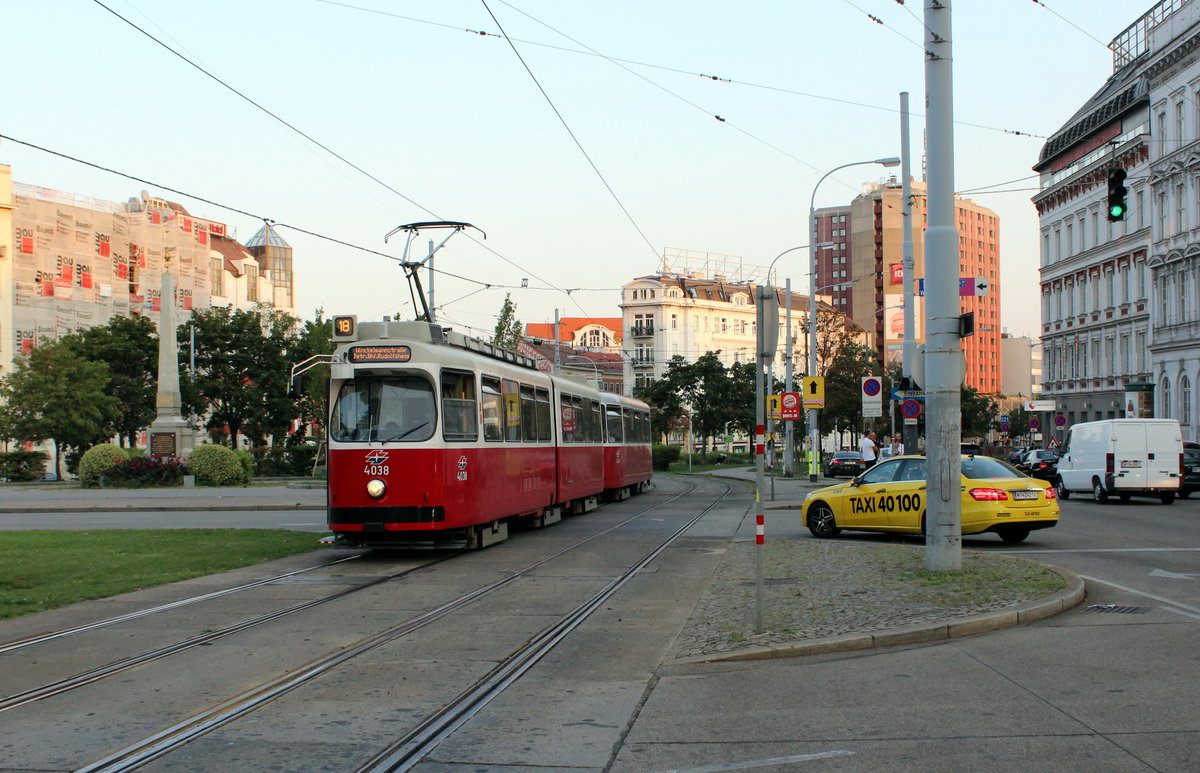 Wien Wiener Linien SL 18 (E2 4038 (SGP 1980) + c5 1438 (Bombardier-Rotax 1979)) Mariahilfer Gürtel / Mariahilfer Straße / Neubaugürtel / Europaplatz am 31. Juli 2018.