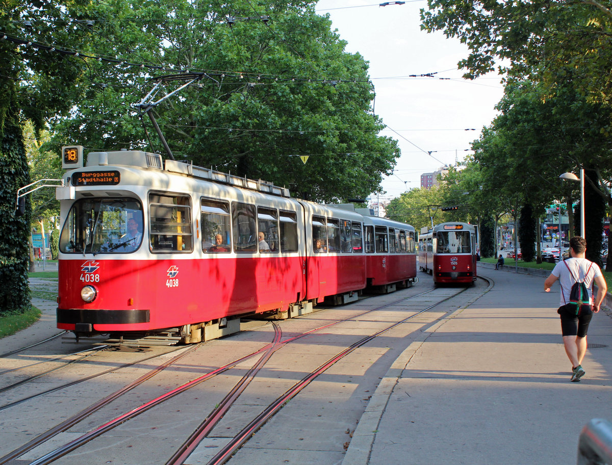 Wien Wiener Linien SL 18 (E2 4038 (SGP 1980) + c5 1438 (Bombardier-Rotax 1979)) XV, Rudolfsheim-Fünfhaus, Neubaugürtel / Felberstraße am 30. Juli 2018.