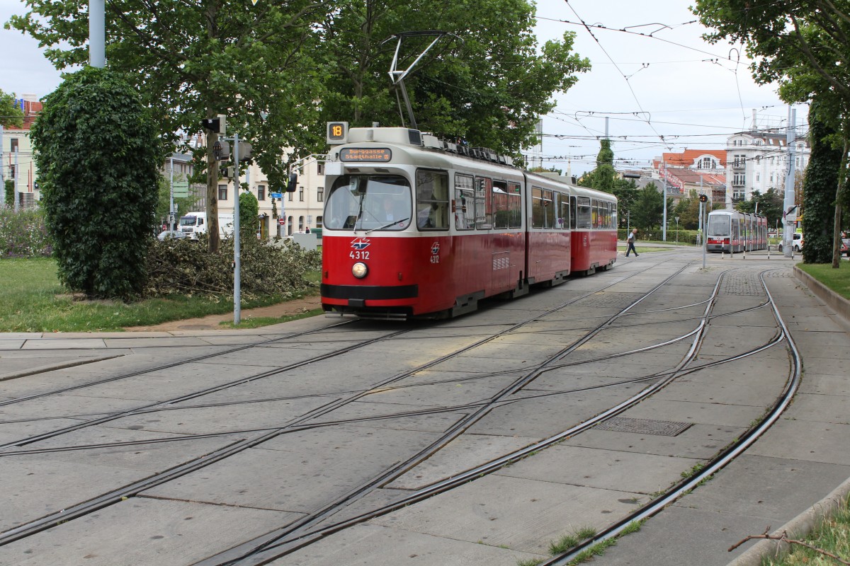 Wien Wiener Linien SL 18 (E2 4312) Neubaugürtel / Westbahnhof am 9. Juli 2014.