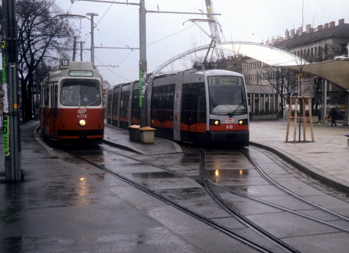 Wien Wiener Linien SL 18 (E2 4318) / SL 6 (B 610) Neubaugürtel / Endstation U-Bf Burggasse-Stadthalle (Abfahrt) am 19. März 2000.