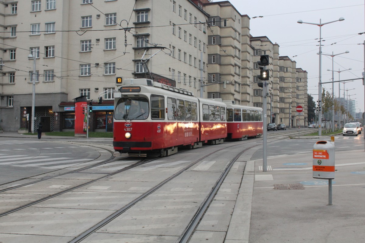 Wien Wiener Linien SL 18 (E2 4307 + c5 1507) Landstraßer Hauptstraße / Leberstraße am 13. Oktober 2015.