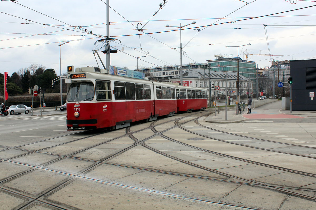 Wien Wiener Linien SL 18 (E2 4310 + c5 1510) Landstraßer Gürtel / Prinz-Eugen-Straße / Wiedner Gürtel / Arsenalstraße am 16. Februar 2016.