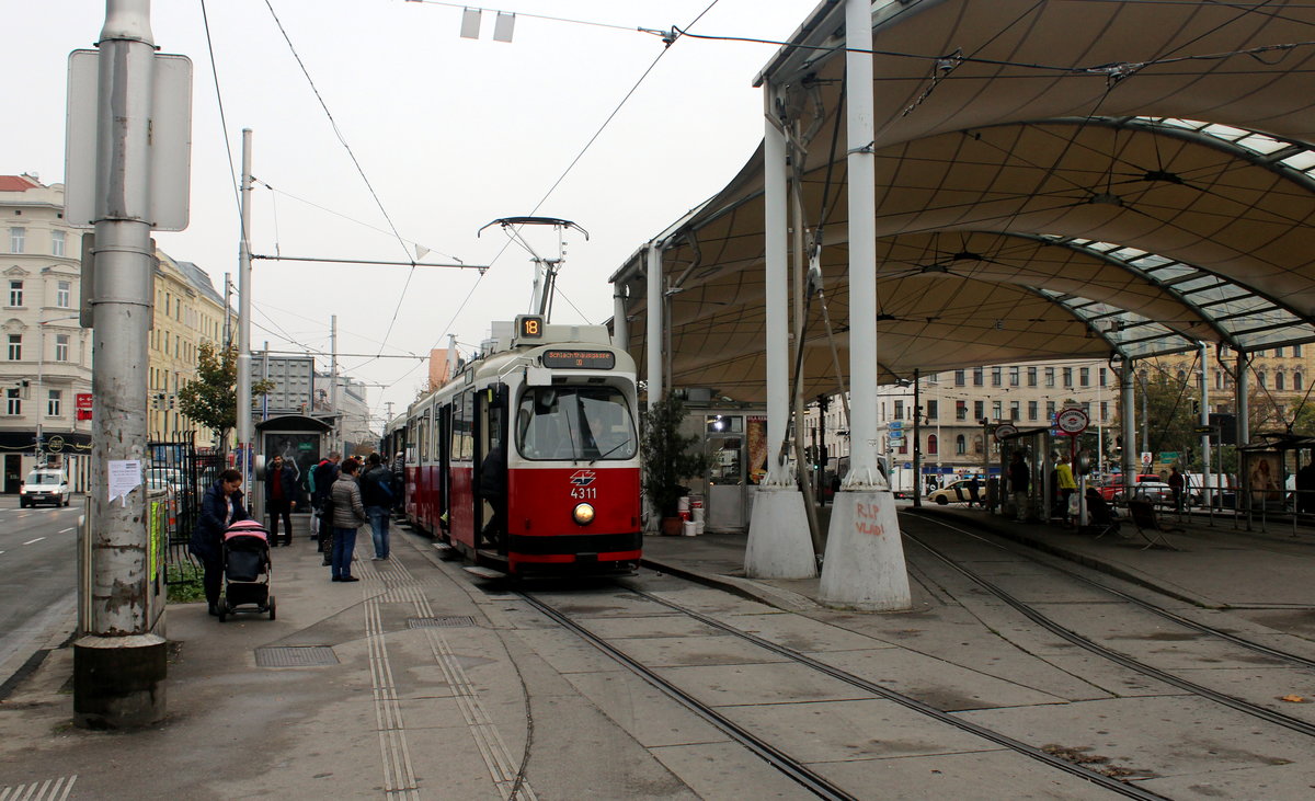Wien Wiener Linien SL 18 (E2 4311 (Bombardier-Rotax 1986)) Neubaugürtel (Hst. Urban-Loritz-Platz) am 19. Oktober 2016.