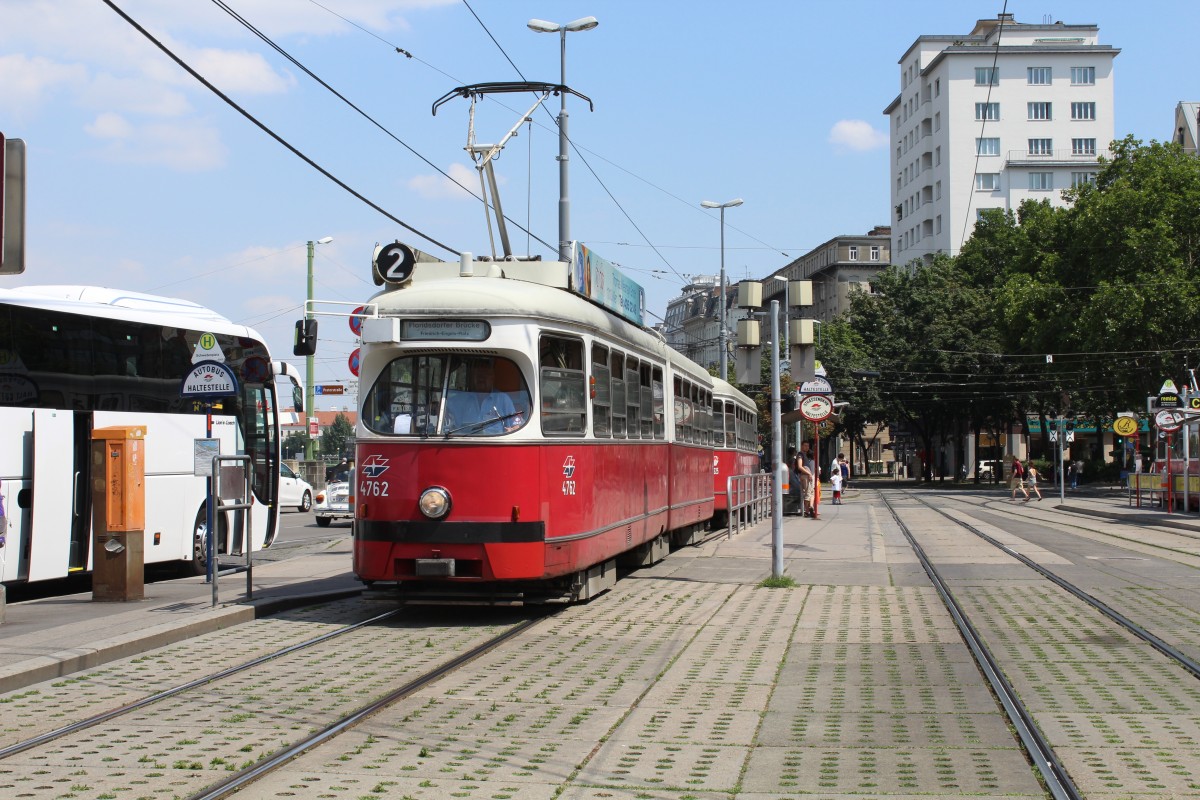 Wien Wiener Linien SL 2 (E1 4762 + c4 1325) Schwedenplatz am 1. Juli 2015.