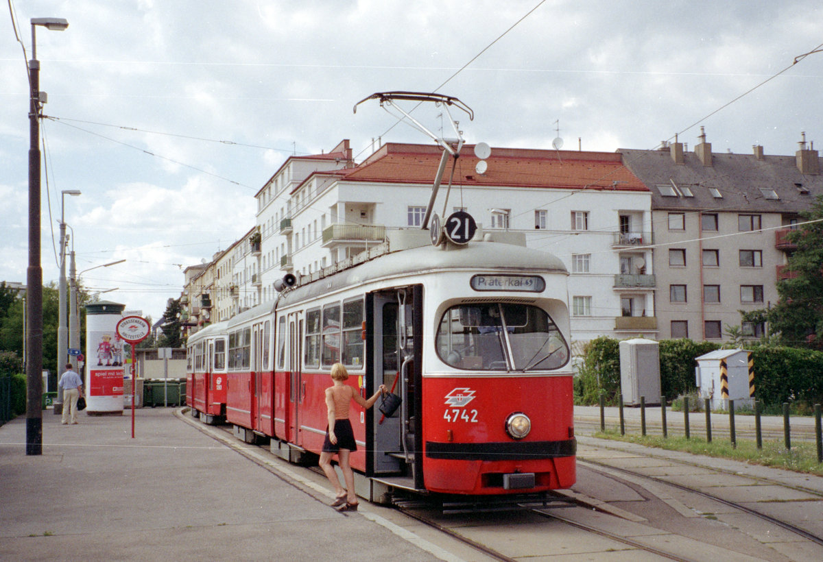 Wien Wiener Linien SL 21 (E1 4742 + c3 1283) II, Leopoldstadt, Wehlistraße / Endst. Stadlauer Brücke am 25. Juli 2007. - Scan von einem Farbnegativ. Film: Agfa Vista 200. Kamera: Leica C2.