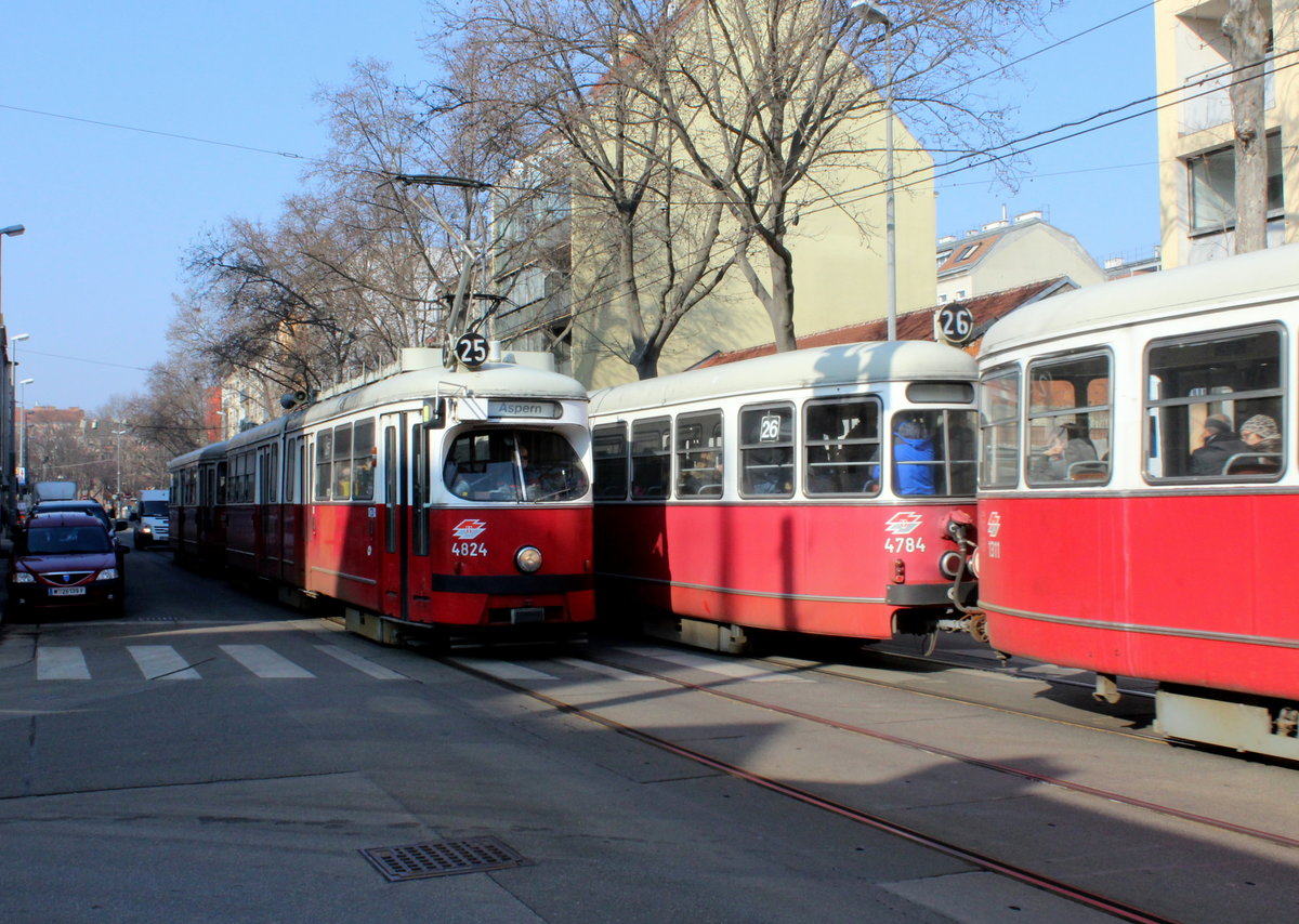 Wien Wiener Linien SL 25 (E1 4824 + c4 1301) / SL 26 (E1 4784 + c4 1311) XXI, Floridsdorf, Donaufelder Straße am 13. Februar 2017.