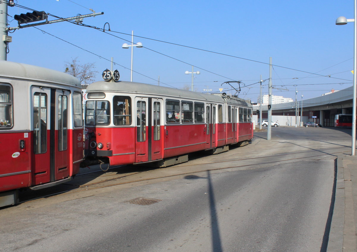 Wien Wiener Linien SL 25 (E1 4742 + c4 1318) XXII, Donaustadt, Kagran am 13. Februar 2017.