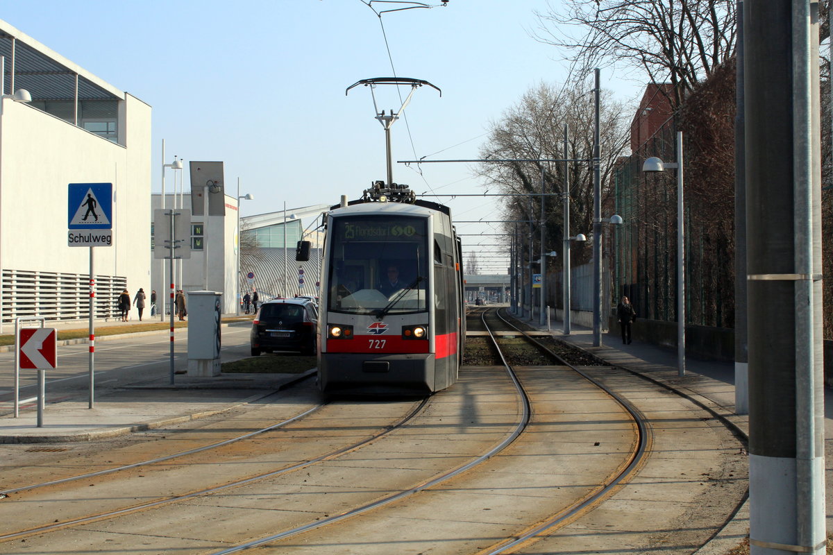 Wien Wiener Linien SL 25 (B1 727) XXII Donaustadt, Prandaugasse / Tokiostraße am 13. Februar 2017.
