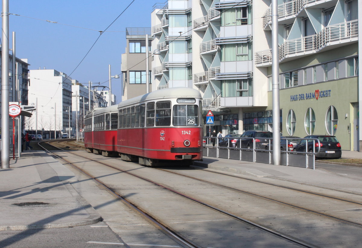 Wien Wiener Linien SL 25 (c5 1442 + E1 4788) XXII, Donaustadt, Tokiostraße (Hst. Prandaugasse) am 13. Februar 2017.