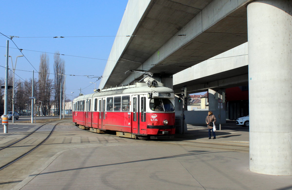 Wien Wiener Linien SL 25 (E1 4734) XXII, Langobardenstraße / Zschokkegasse / Donauspital am 14. Februar 2017.