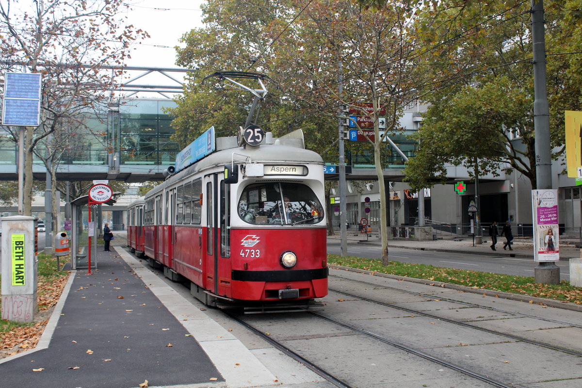 Wien Wiener Linien SL 25 (E1 4733 + c4 1327) XXII, Donaustadt, Siebeckstraße / Wagramer Straße (Hst. Siebeckstraße) am 18. Oktober 2017.