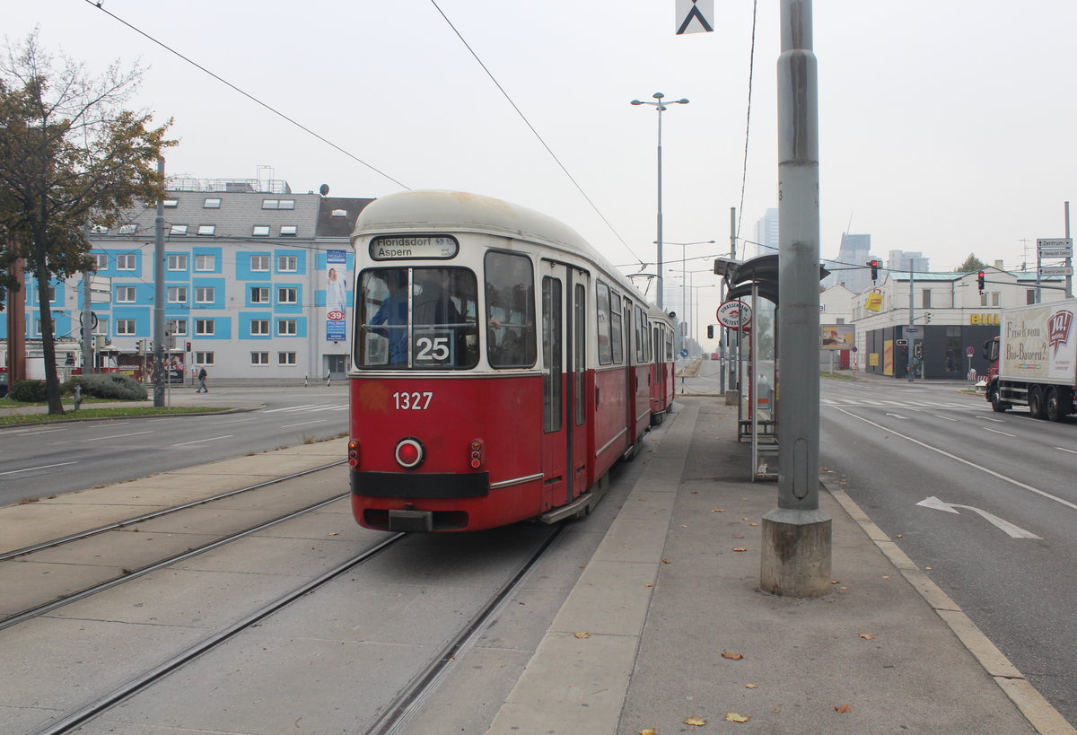 Wien Wiener Linien SL 25 (c4 1327 + E1 4733) XXII, Donaustadt, Wagramer Straße / Erzherzog-Karl-Straße (Hst. Kagraner Brücke) am 18. Oktober 2017.