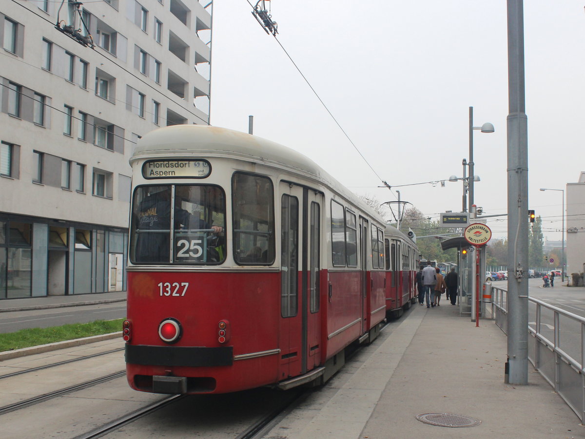 Wien Wiener Linien SL 25 (c4 1327 + E1 4733) XXII, Donaustadt, Tokiostraße / Donaufelder Straße (Hst. Josef-Baumann-Gasse) am 18. Oktober 2017.