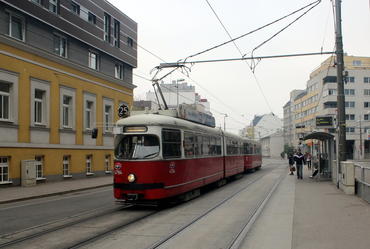 Wien Wiener Linien SL 25 (E1 4794 + c4 1329) XXI, Floridsdorf, Donaufelder Straße am 18. Oktober 2017.